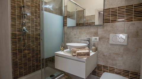 City Double Room, Non Smoking, Ensuite | Bathroom | Shower, free toiletries, hair dryer, towels