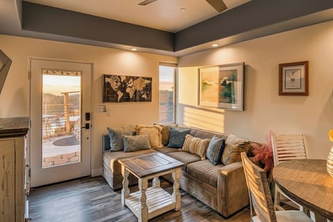 Modern & Cozy Retreat with Beautiful Mountain Views Near Outdoor Trails