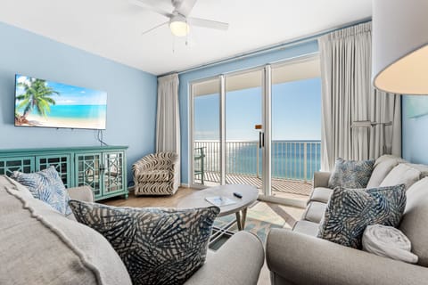 Spacious living area with plenty of seating, Queen sleeper sofa, Gulf views, 60" Smart TV with easy access to Roku, Prime TV, Netflix, etc.