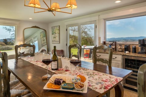 Welcome to King's Queen! Please enjoy our spacious rental in the heart of Oregon wine country.