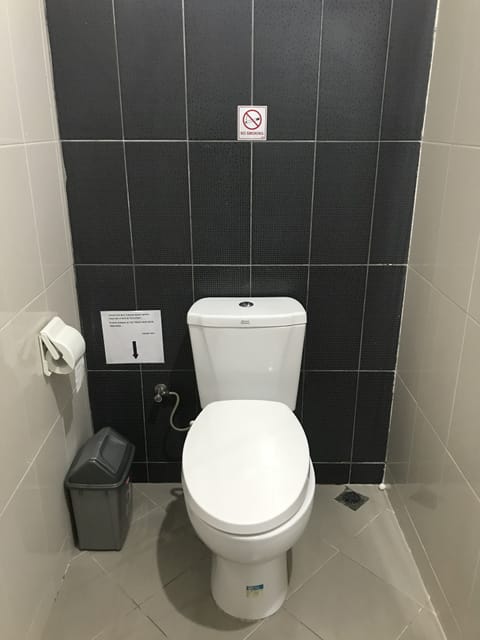 Superior Double Room | Bathroom | Hydromassage showerhead, free toiletries, towels