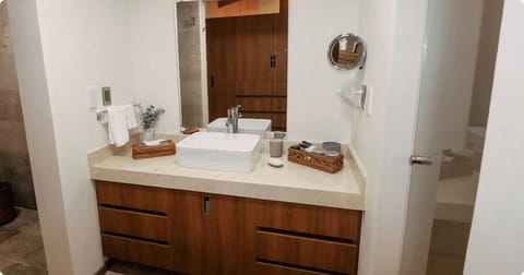 Standard Suite, 1 King Bed, Golf View | Bathroom | Shower, rainfall showerhead, hair dryer, towels