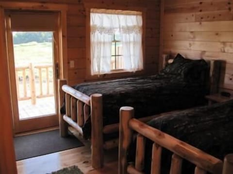 2 twin beds in the bedroom