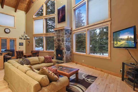 House, Multiple Beds, Patio, Mountain View (Skislope Sanctuary) | Living area | 42-inch flat-screen TV with digital channels, fireplace