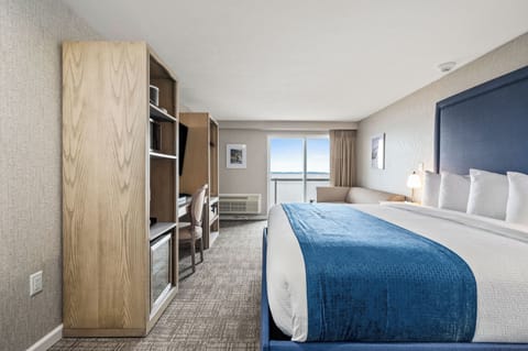 Lakeview Balcony King Room | Mini-refrigerator