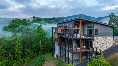 Luxury Smoky Mountain cabin retreat with sweeping views and modern design