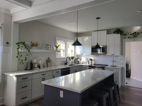 Open floor, fully stocked kitchen