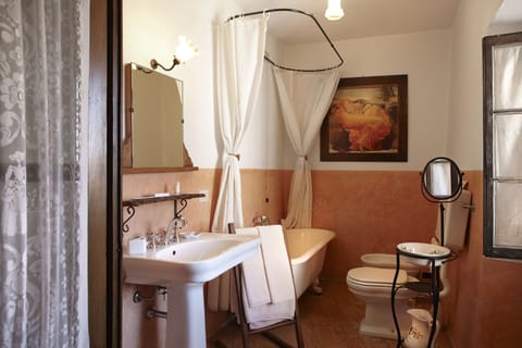 Luxury Room | Bathroom | Hair dryer, bathrobes, bidet, towels