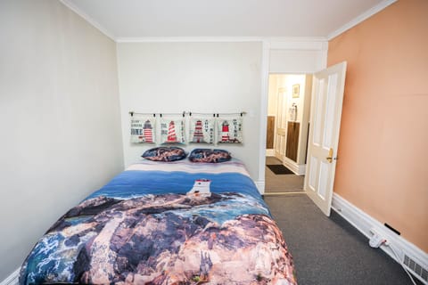 Light house suite master bedroom with Queen size bed 