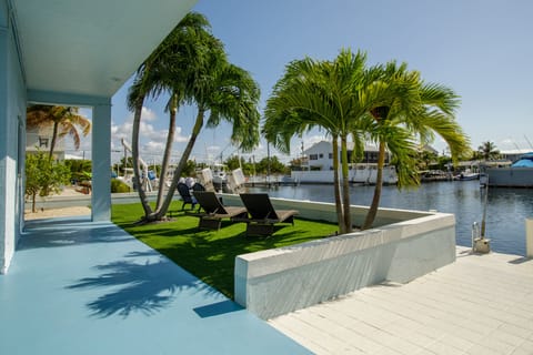 Relax, unwind, and put your feet up in these cozy chaise loungers!