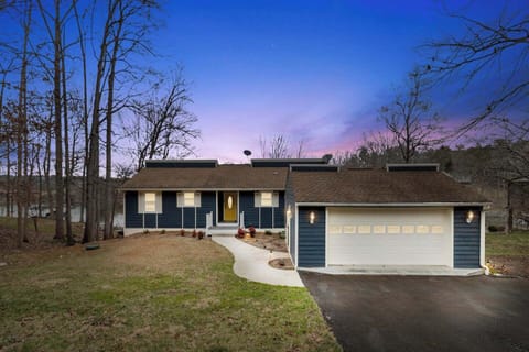 Welcome to Oak Hollow a picturesque rental on Smith Mountain Lake