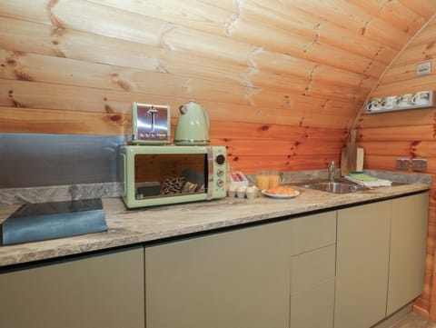 Cottage | Private kitchen | Fridge, electric kettle, toaster, cookware/dishes/utensils