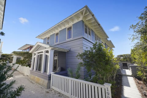 PET FRIENDLY AND SLEEPS 8, WITH BEACH AND GULF VIEWS