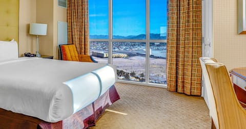 Wake up to breathtaking views In this luxurious space!