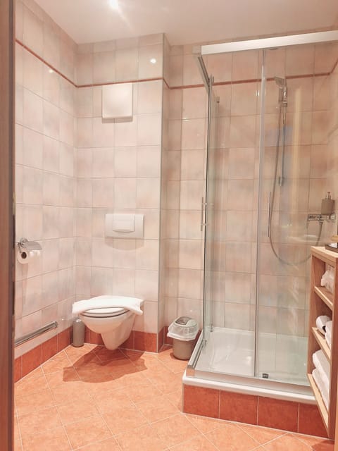 Premium bedding, in-room safe, desk, laptop workspace