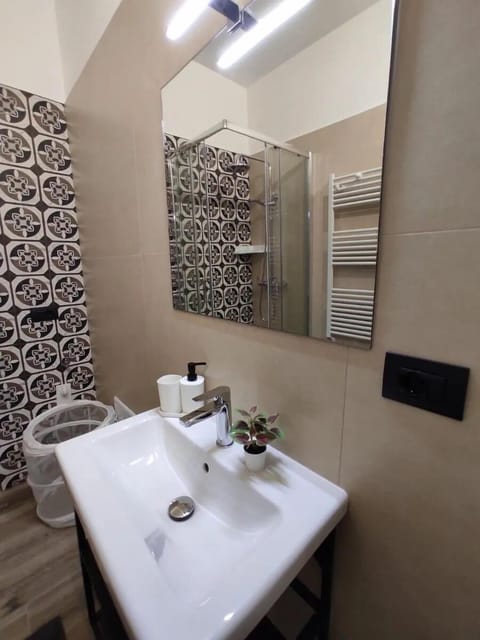 Deluxe Double Room | Bathroom | Rainfall showerhead, free toiletries, hair dryer, bathrobes