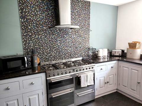 Cottage | Private kitchen | Fridge, dishwasher, electric kettle, toaster