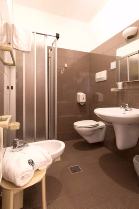 Shower, free toiletries, hair dryer, bidet