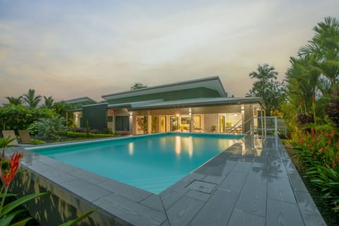 Villa Margarita, luxury getaway just 1 mile from downtown La Fortuna
