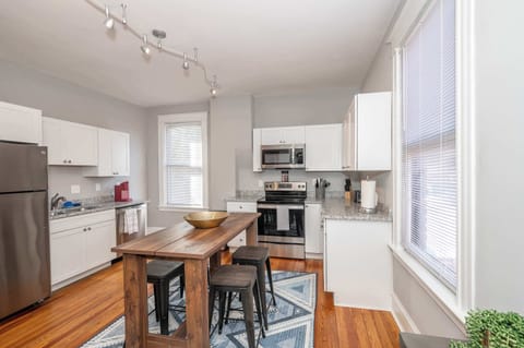 Condo, 1 King Bed, Kitchen, Garden View | Private kitchen | Fridge, microwave, oven, stovetop