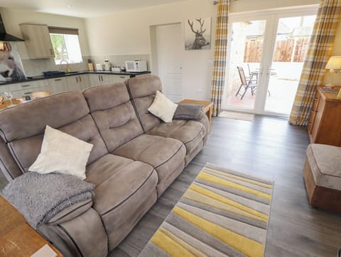 Cottage | Living area | Flat-screen TV, fireplace