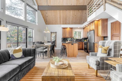 House (5 Bedrooms) | Interior