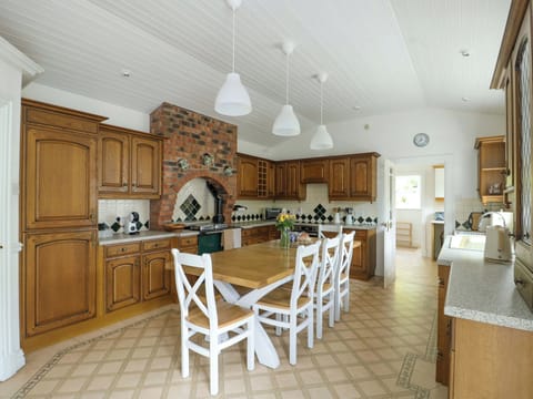 Cottage | Private kitchen | Fridge, electric kettle, toaster, cookware/dishes/utensils