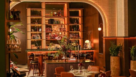 2 restaurants; breakfast, lunch, and dinner served