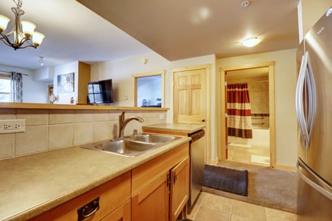 Condo, 1 Bedroom | Private kitchen | Fridge, oven, coffee/tea maker, toaster