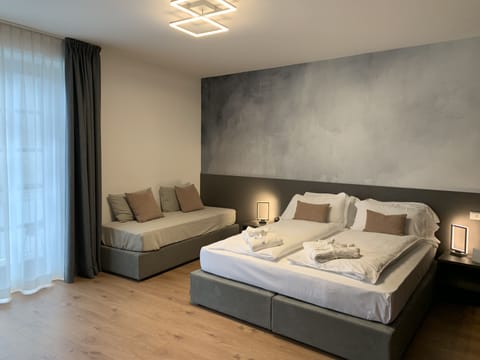 Triple roon with balcony | Egyptian cotton sheets, premium bedding, down comforters, pillowtop beds