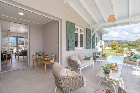 Small charming villa with swimming pool benefiting from a beach access on foot.