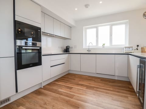 Cottage | Private kitchen | Fridge, electric kettle, toaster, cookware/dishes/utensils