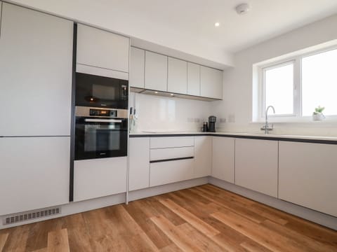 Cottage | Private kitchen | Fridge, electric kettle, toaster, cookware/dishes/utensils