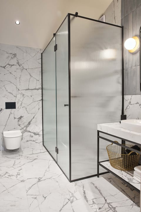 Double Room Sea View with Balcony | Bathroom | Shower, slippers, towels