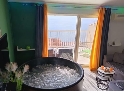 Apartment (One Bedroom Apartment with Terrace an) | Indoor spa tub