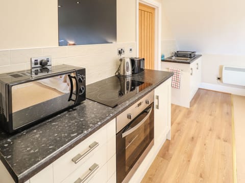 Fridge, cookware/dishes/utensils