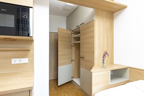 Comfort Single Room | Laptop workspace, free WiFi, bed sheets