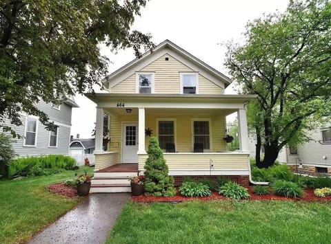 Welcome to the Peaceful Home Downtown in Redwing!