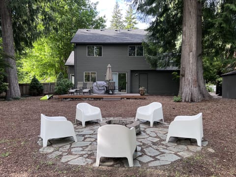 Enjoy relaxing in the outdoors, enjoy the fire pit, outdoor games, BBQ, nature.
