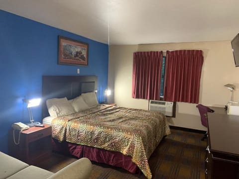 Economy Double Room, 1 King Bed, Non Smoking | Individually decorated, individually furnished, free WiFi, bed sheets