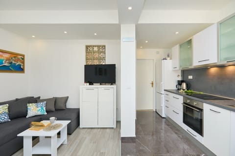 Apartment (One Bedroom Apartment with Terrace) | Private kitchen | Fridge