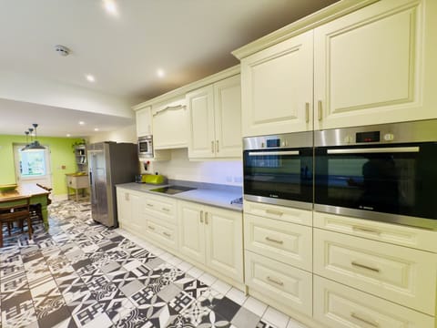 Luxury House, Private Bathroom, Beach View (Whole House ) | Private kitchen