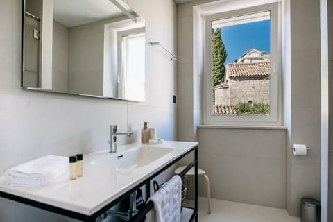 Comfort Double Room, 1 Queen Bed | Bathroom | Shower, hair dryer, towels, soap