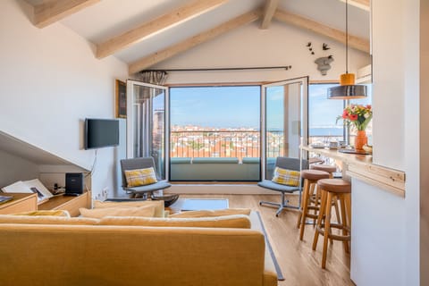 Living room fully equipped with air conditioning and a view over the city