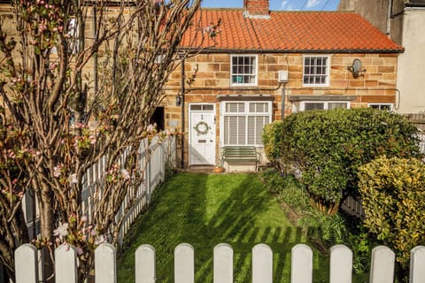 Honey Cottage, Hinderwell - Host & Stay
