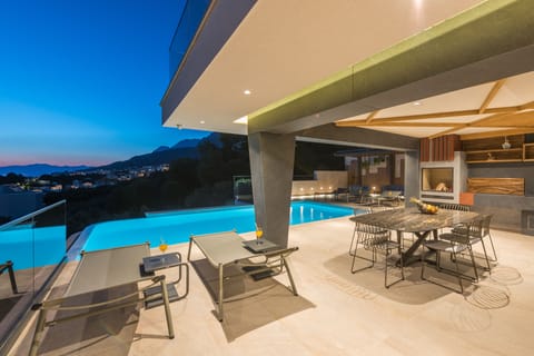 Seasonal outdoor pool, pool umbrellas, sun loungers