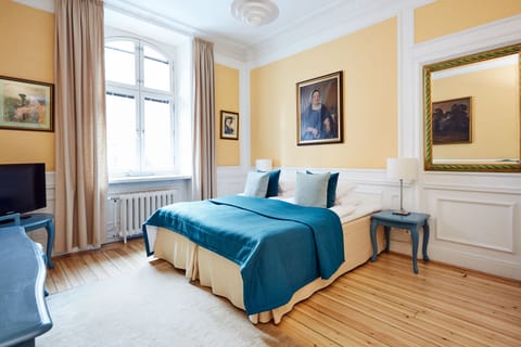 Twin Room, Shared Bathroom (Located in corridor) | Individually decorated, desk, iron/ironing board, free WiFi