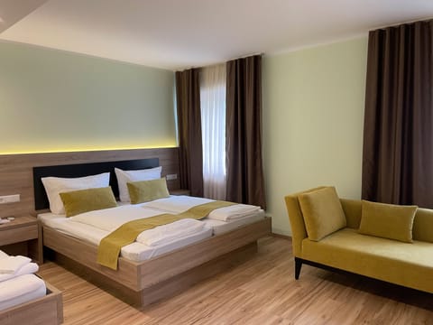Classic Triple Room, 1 Bedroom, Non Smoking | Desk, soundproofing, free WiFi, bed sheets