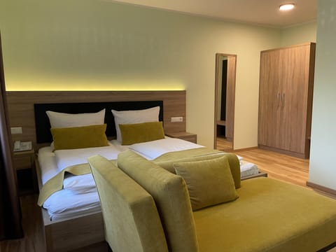 Desk, soundproofing, free WiFi, bed sheets