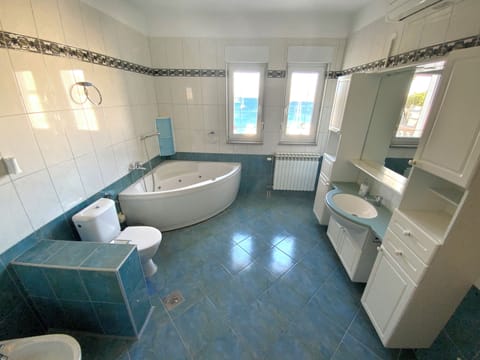 Apartment, Terrace, Ocean View (6) | Bathroom | Hair dryer, towels